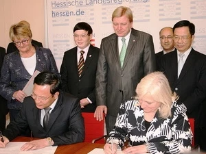 The signing ceremony (source: vietnamplus)